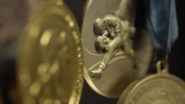 Birçok altın madalya ile üç renkli şerit yakın çekim. Judo yarışmada birinciliği Madalyası. Bir zafer için birçok madalya