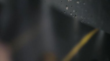 Genç adam sergi salonunda bir poster asılı. A mans el asılı bir poster duvara