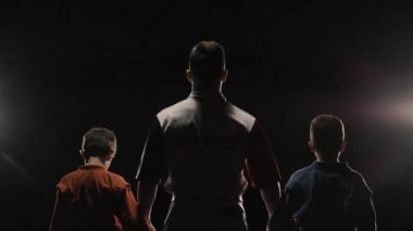 Dikiz erkek sporcular ve kazanan el yükseltir hakem. Hakem halka çocuk kazanan el yükseltir. Judo