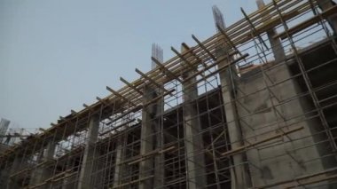 İnşaatta duvara tuğla bina beyaz. Küçük. Panorama atış