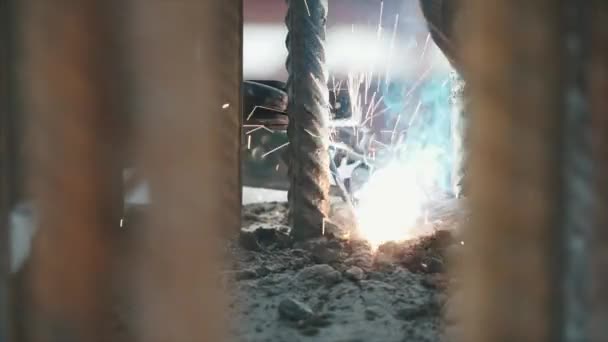 Soldadura de hierro con luz brillante y humo en la fabricación. Clip — Vídeos de Stock