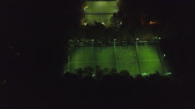 Havadan görünümü futbol sahası amatör futbol oyuncular oyunun şehirde oynanması ile gece. Küçük. Futbol futbol alanı gece hava