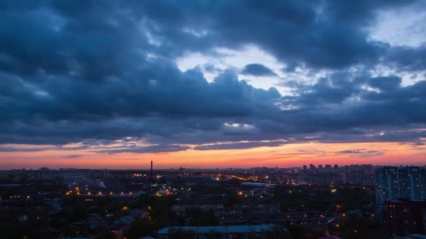 Zeitraffer des Sonnenaufgangs in der Großstadt. schöner Zeitraffer in der Stadt — Stockvideo