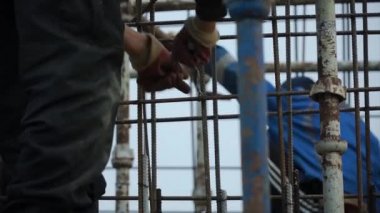 İnşaat işçisi bir inşaatta. Küçük. İnşaat alanında çalışan inşaat