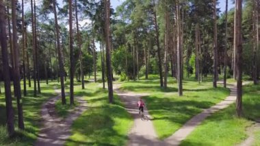 Bisiklet Bisiklet park. Küçük. Kask ve sırt çantası giyen adam. Parkta sürme bisikletçi Üstten Görünüm