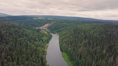Muhteşem hava panoramik nehir kıyısında günbatımı turistik parçası üzerinde. Küçük. Yaz güzel doğal manzaraya. Europe