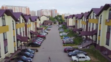 Açık hava tesisleri olarak çocuk oyun alanı ile modern daire konut bina kompleksinin. Küçük. Yeni modern konut kompleksi Üstten Görünüm