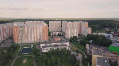 Havadan görünümü apartmanlar karmaşık ve konut mahalle ev sahipliği yapmaktadır. Küçük. Modern luxery konut kompleksi Üstten Görünüm