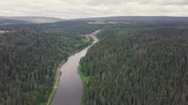 Muhteşem hava panoramik nehir kıyısında günbatımı turistik parçası üzerinde. Küçük. Yaz güzel doğal manzaraya. Europe