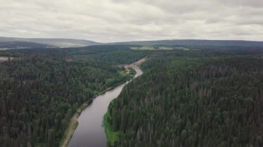 Muhteşem hava panoramik nehir kıyısında günbatımı turistik parçası üzerinde. Küçük. Yaz güzel doğal manzaraya. Europe