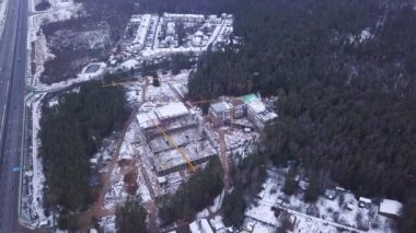 Üstten Görünüm yüksek katlı betonarme bina inşaat sitesine bakın. Küçük. Bir bina inşaat kule vinç ile Üstten Görünüm