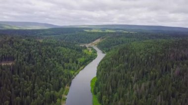 Muhteşem hava panoramik nehir kıyısında günbatımı turistik parçası üzerinde. Küçük. Yaz güzel doğal manzaraya. Europe