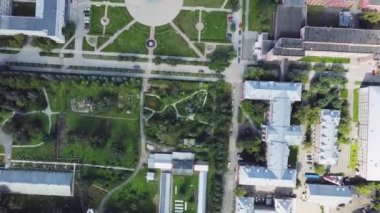 Çok yeşil ve beyaz binaları ile modern ve temiz bir şehrin havadan görünümü. Küçük. Yeşillik ile modern şehrin Üstten Görünüm
