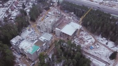 Üstten Görünüm yüksek katlı betonarme bina inşaat sitesine bakın. Küçük. Bir bina inşaat kule vinç ile Üstten Görünüm