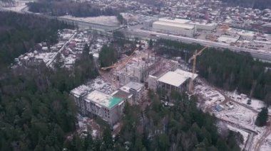 Üstten Görünüm yüksek katlı betonarme bina inşaat sitesine bakın. Küçük. Bir bina inşaat kule vinç ile Üstten Görünüm