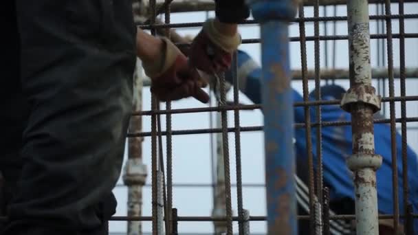 Byggnadsarbetare arbetar på en byggarbetsplats. Klipp. Anställd arbetar på byggarbetsplatsen — Stockvideo