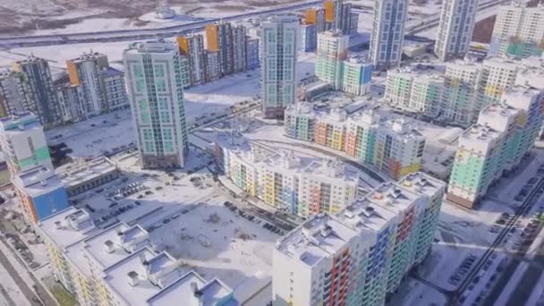 Vue aérienne immeubles d'appartements complexe et maisons résidentielles quartier. Clip. Vue de dessus du complexe résidentiel de luxe moderne — Video