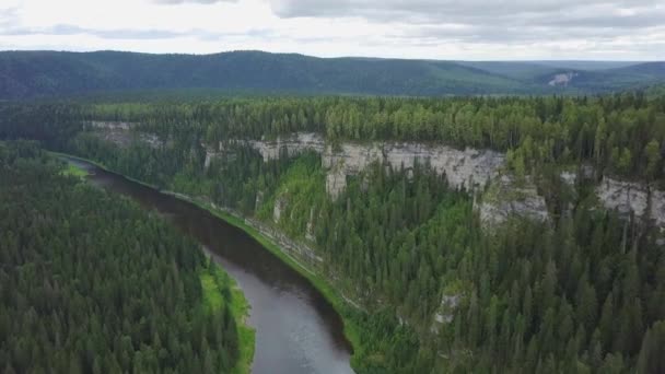 Superbe vue panoramique aérienne sur la partie touristique de la rivière au coucher du soleil. Clip. Beau paysage naturel en été. Europe — Video