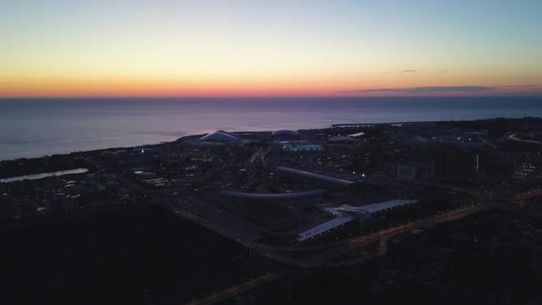 Vista superior del pueblo olímpico de Sochi. Clip. Hermosa vista del pueblo olímpico de Sochi al atardecer — Vídeos de Stock