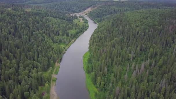 Magnífica vista panorámica aérea sobre la parte turística del río al atardecer. Clip. Hermoso paisaje natural en verano. Europa — Vídeos de Stock