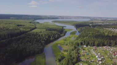 Küçük kasaba forest yakınındaki hava görünümünü. Küçük. Bir ormanlık alanda Nehri ile şehrin havadan görünümü