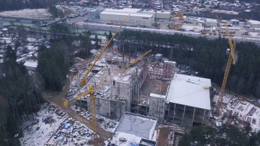 Üstten Görünüm yüksek katlı betonarme bina inşaat sitesine bakın. Küçük. Bir bina inşaat kule vinç ile Üstten Görünüm