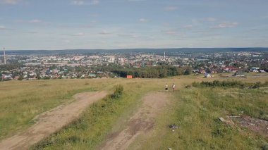 Güzel cityscape - geleneksel evleri ve dağ ve mavi gökyüzü arka planı zümrüt yeşil kubbesi cami. Klip