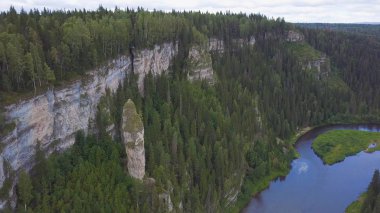 Dağların güzel dağ açsak yüksek. Küçük. Büyük vadi kalın okaliptüs ormanı ile. Ormanın içinde büyük bir uçurum Üstten Görünüm