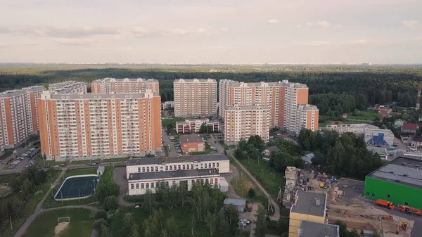 Letecký pohled na bytové domy složité a obytné domy okolí. Klip. Pohled shora moderní luxery bytového komplexu — Stock fotografie