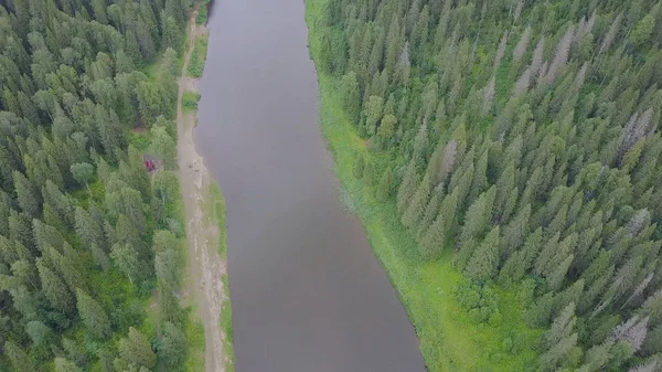 Superbe vue panoramique aérienne sur la partie touristique de la rivière au coucher du soleil. Clip. Beau paysage naturel en été. Europe — Photo