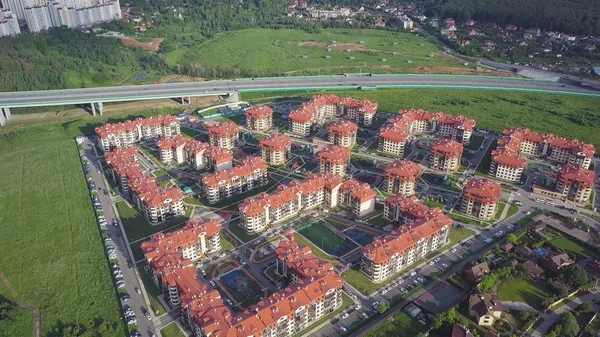 Комплекс многоквартирных домов и жилых домов с видом с воздуха. Клип. Вид на современный роскошный жилой комплекс — стоковое фото