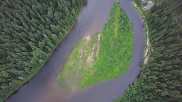 夏の間に森川の空撮。クリップ。飛行中に夏の川と森の空中写真 — ストック写真