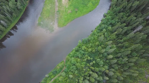 夏季森林河鸟瞰图。剪辑.夏季飞行期间林地与河流的鸟瞰图 — 图库照片