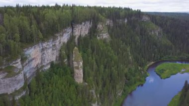 Dağların güzel dağ açsak yüksek. Küçük. Büyük vadi kalın okaliptüs ormanı ile. Ormanın içinde büyük bir uçurum Üstten Görünüm
