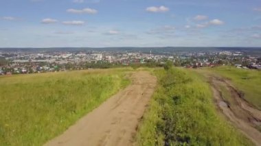 Güzel cityscape - geleneksel evleri ve dağ ve mavi gökyüzü arka planı zümrüt yeşil kubbesi cami. Klip