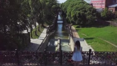 Genç kadın turist güzel manzara manzarayı eski şehirde. Küçük. Köprüde duran kız Üstten Görünüm