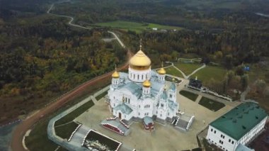 Havadan görünümü, ünlü kilise ve Simgesel Yapı, üzerinde altın sarı kubbeler Sonbahar sezonu açık. Küçük. Sonbahar kilese hakkındaki Üstten Görünüm