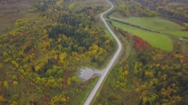 Helikopter pisti alan Park road yakınındaki ormanda için. Küçük. Helikopter pisti bir ormanlık alanda üzerinde Üstten Görünüm