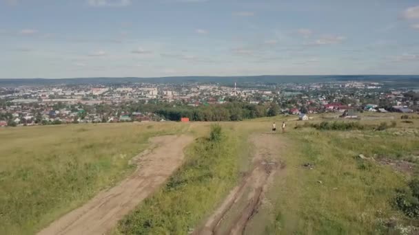 Vackra stadsbilden - traditionella hus och moskén med smaragd gröna kupol mot bakgrund av bergskedjan och blå himmel. Klipp — Stockvideo