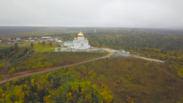 Vista aérea de la famosa iglesia y punto de referencia, cúpulas amarillas doradas al aire libre en la temporada de otoño. Clip. Vista superior de la iglesia en otoño — Vídeos de Stock