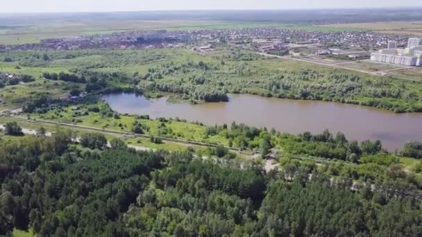 Vista aérea del río bosque durante el verano. Clip. Vista aérea de bosques con río en verano durante un vuelo — Vídeos de Stock