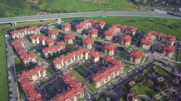 Flygfoto flerbostadshus komplexa och bostads hus stadsdelen. Klipp. Ovanifrån av den moderna luxery bostadsområde — Stockvideo