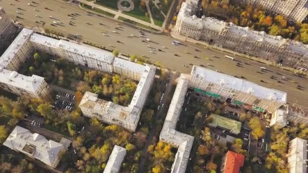 Luftaufnahme der Stadt mit Kreuzungen, Straßen, Häusern, Gebäuden, Parks und Parkplätzen. Clip. Blick auf die breite Straße in der Stadt — Stockvideo