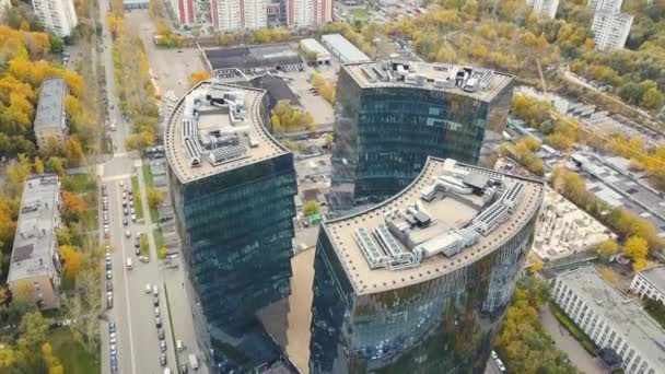 Nuovo edificio per uffici nel business center. Clip. Vista dall'alto del lussuoso business center — Video Stock