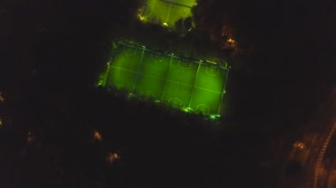 Futbol futbol alanı gece hava. Küçük. Kuşlar bir futbol futbol mahkeme görünümünü göz. Geceleri futbol alanının Üstten Görünüm