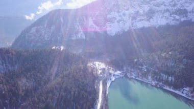 Güzel beyaz kış harikalar diyarı sahne karlı dağ zirveleri ile panoramik manzaralı. Küçük. Soğuk güneşli bir mavi gökyüzü ve bulutlar ile kristal berraklığında dağ gölü