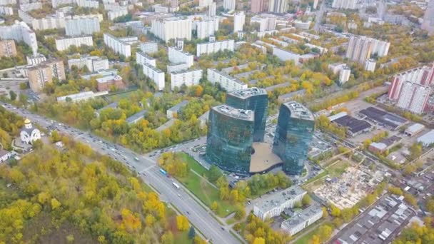 Nuevo edificio de oficinas en el centro de negocios. Clip. Vista superior del lujoso centro de negocios — Vídeo de stock