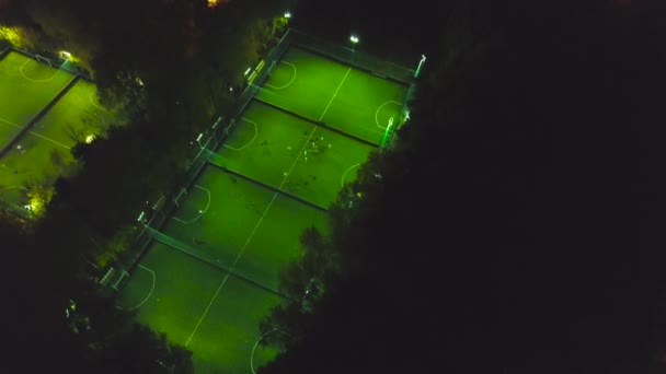 Footbal sepak bola lapangan malam udara. Jepit. Pemandangan mata burung dari lapangan sepak bola. Tampilan teratas lapangan sepak bola di malam hari — Stok Video