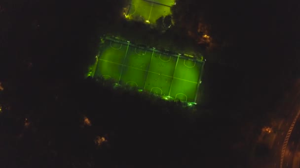 Ποδόσφαιρο ποδόσφαιρο πεδίο νύχτα εναέρια. Κλιπ. Πτηνών μάτι θέα από ένα γήπεδο ποδοσφαίρου. Κάτοψη του γηπέδου το βράδυ — Αρχείο Βίντεο