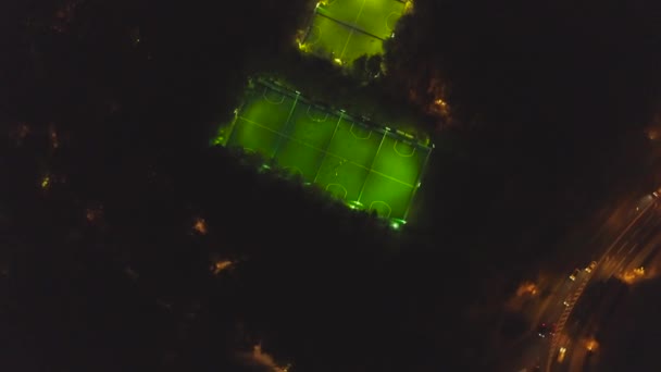 Futbolín campo de fútbol noche aérea. Clip. Aves de larga exposición vista del patio de fútbol verde. Vista superior del campo de fútbol por la noche — Vídeos de Stock